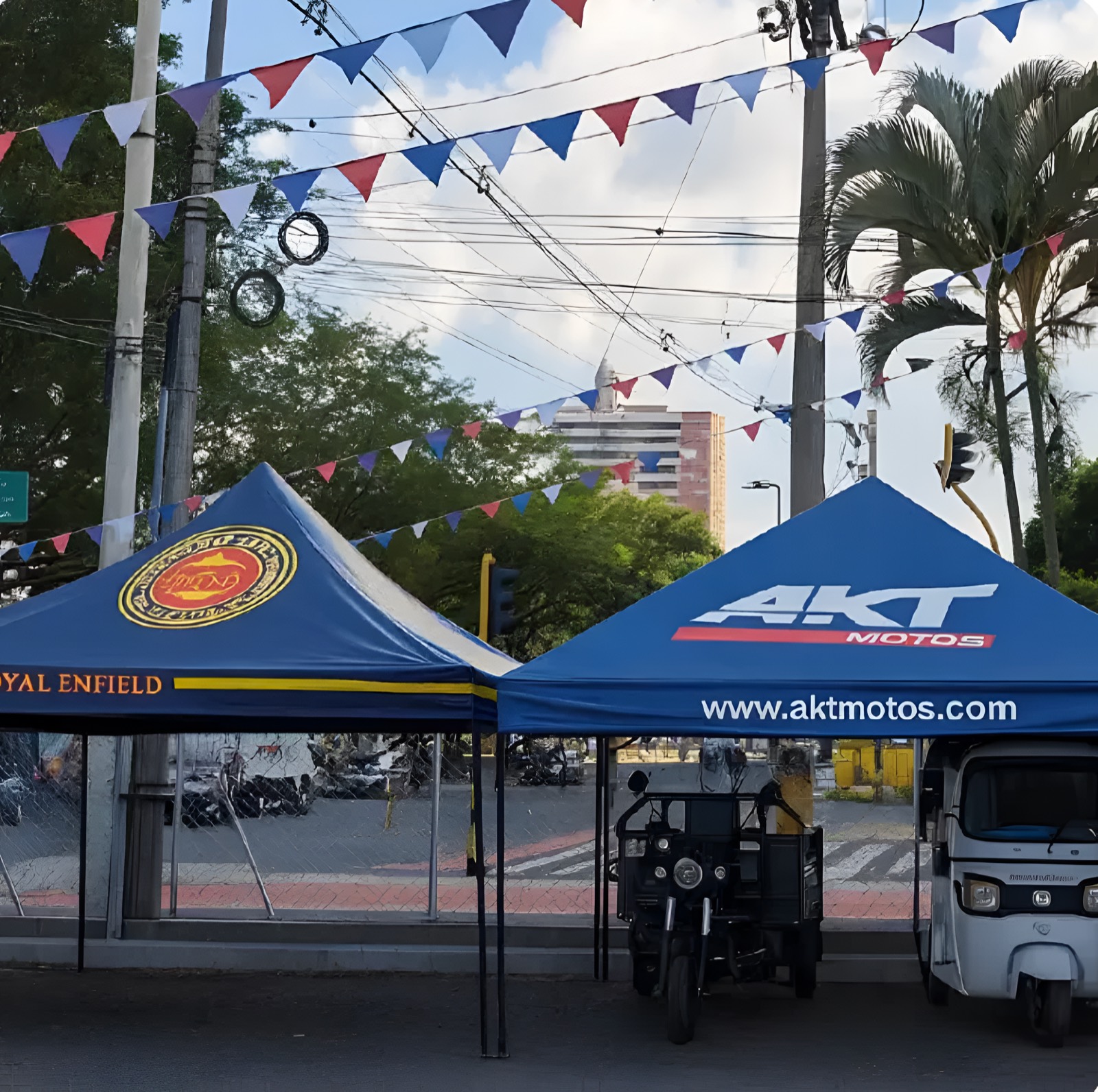 Carpas publicitarias personalizadas para AKT Motos y Royal Enfield