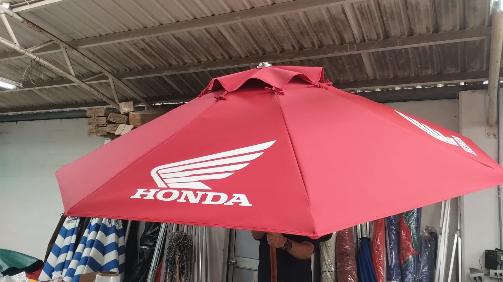 Parasol publicitario Honda fabricado por Calisombras